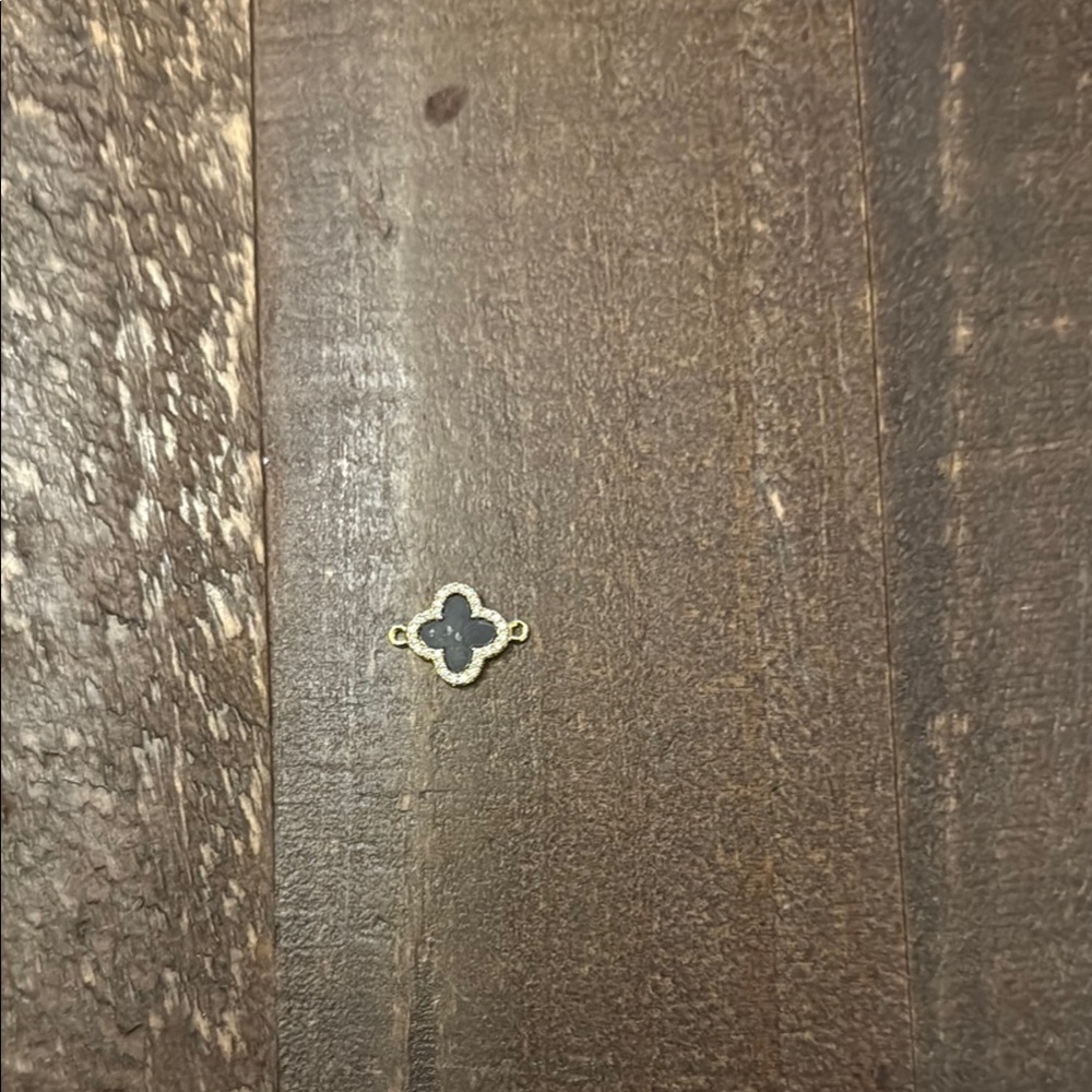 Black and Gold Clover Pendant GOLD FILLED - Picture 4 of 4